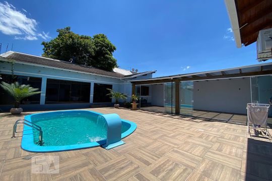Piscina de casa à venda com 4 quartos, 215m² em Feitoria, São Leopoldo
