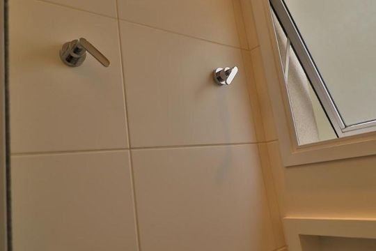 Banheiro de kitnet/studio para alugar com 1 quarto, 32m² em Pinheiros, São Paulo