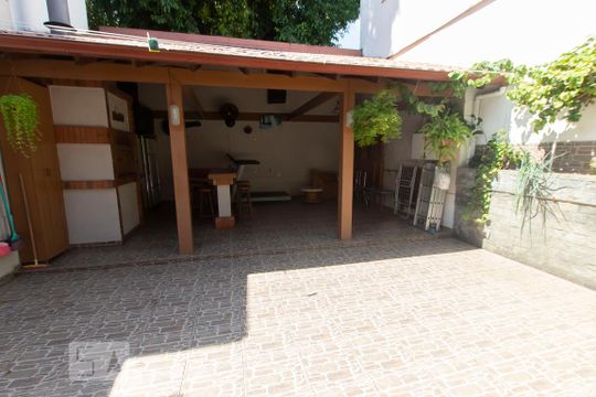 Quintal de casa à venda com 3 quartos, 220m² em São Sebastião, Porto Alegre