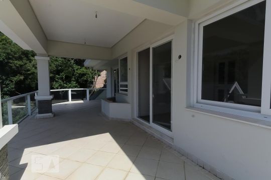 Sacada das suítes 2 e 3 de casa de condomínio à venda com 4 quartos, 980m² em Ipanema, Porto Alegre