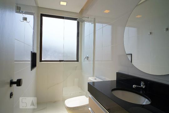 Banheiro de apartamento à venda com 1 quarto, 42m² em Independência, Porto Alegre