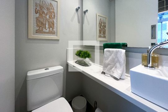 Banheiro de Serviço/Lavabo de apartamento à venda com 2 quartos, 65m² em Vila Olímpia, São Paulo