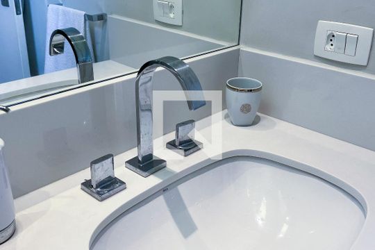 Banheiro de apartamento à venda com 2 quartos, 65m² em Vila Olímpia, São Paulo