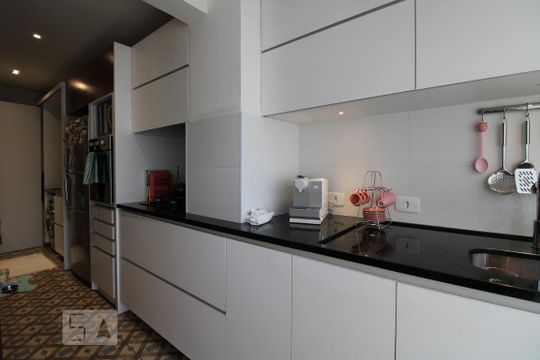 Cozinha de apartamento à venda com 1 quarto, 63m² em Vila Gertrudes, São Paulo