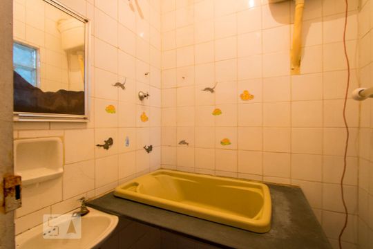 Edícula 1 - Banheiro de casa para alugar com 2 quartos, 214m² em Jardim Vila Rica, Santo André