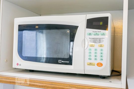 Microondas - Cozinha de apartamento para alugar com 2 quartos, 62m² em Pinheiros, São Paulo
