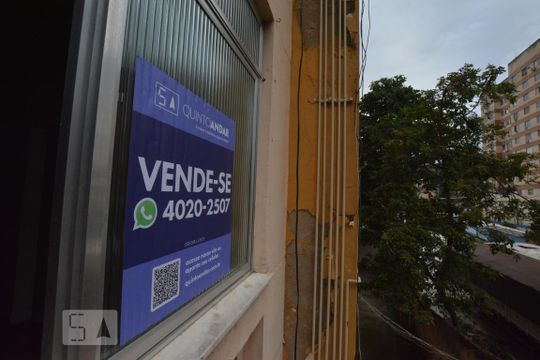 Foto da placa na janela do imóvel de apartamento à venda com 2 quartos, 56m² em Madureira, Rio de Janeiro