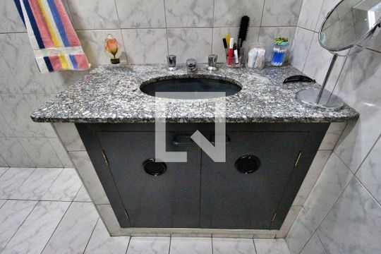 Banheiro do Quarto 1 - Pia e armário de casa à venda com 3 quartos, 180m² em Jardim do Lago, Campinas