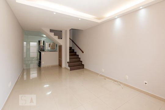 Sala de casa de condomínio para alugar com 2 quartos, 100m² em Campo Belo, São Paulo