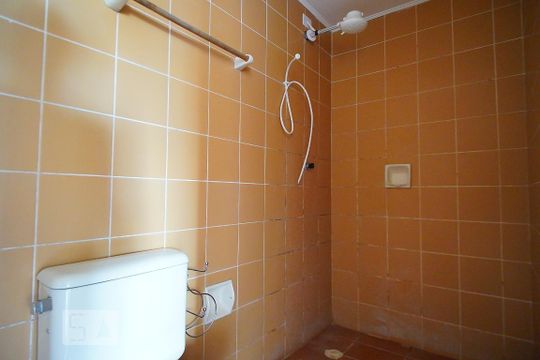 Banheiro de apartamento à venda com 1 quarto, 48m² em Sarandi, Porto Alegre