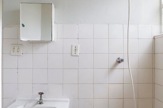 Banheiro de kitnet/studio para alugar com 1 quarto, 52m² em República, São Paulo