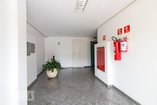 Hall de entrada do bloco de apartamento para alugar com 2 quartos, 60m² em Bom Clima, Guarulhos