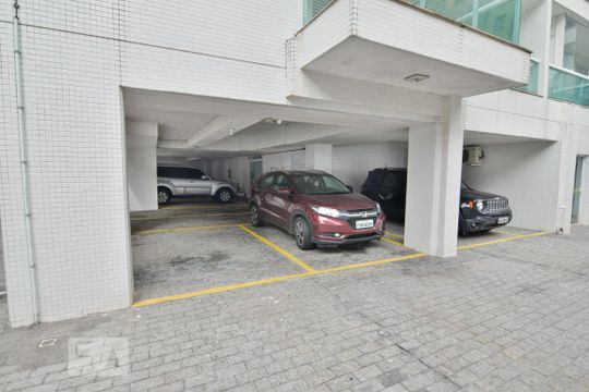 Garagem de apartamento para alugar com 3 quartos, 142m² em Barra Funda, Guarujá