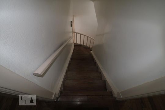 Escada de acesso aos quartos  de casa para alugar com 2 quartos, 100m² em Belenzinho, São Paulo