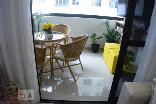 Sala com varanda  de apartamento para alugar com 3 quartos, 80m² em Armação, Salvador