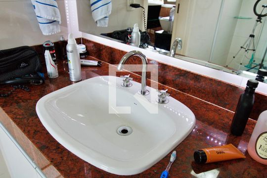 Banheiro da Suíte Americana  de casa de condomínio à venda com 4 quartos, 300m² em Vila Suzana, São Paulo