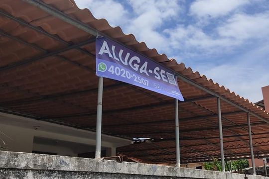 Plaquinha em Fachada frente Rua principal de casa para alugar com 2 quartos, 65m² em Garcia, Salvador