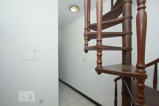 Escada de casa à venda com 5 quartos, 350m² em Humaitá, Rio de Janeiro