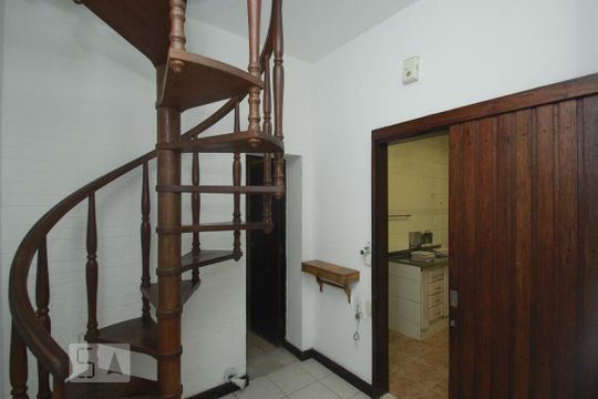 Escada de casa à venda com 5 quartos, 350m² em Humaitá, Rio de Janeiro