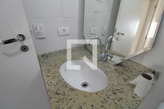 Banheiro comum de apartamento à venda com 2 quartos, 64m² em Vila Castelo, São Paulo