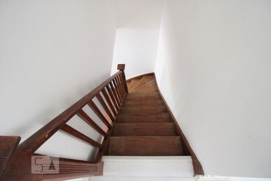 Escada  de casa à venda com 2 quartos, 120m² em Perdizes, São Paulo