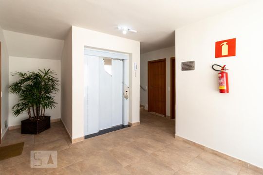 Hall de Entrada de apartamento para alugar com 2 quartos, 38m² em Sagrada Família, Belo Horizonte