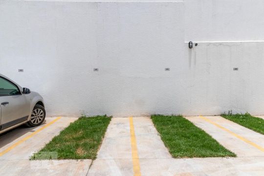 Garagem de apartamento para alugar com 2 quartos, 38m² em Sagrada Família, Belo Horizonte