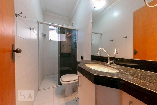 Banheiro Social de casa de condomínio à venda com 2 quartos, 68m² em Santa Amelia, Belo Horizonte