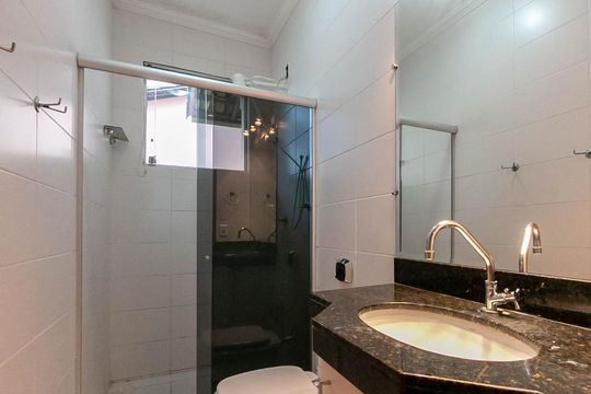 Banheiro Social de casa de condomínio à venda com 2 quartos, 68m² em Santa Amelia, Belo Horizonte
