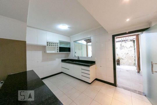 Cozinha de casa de condomínio à venda com 2 quartos, 68m² em Santa Amelia, Belo Horizonte