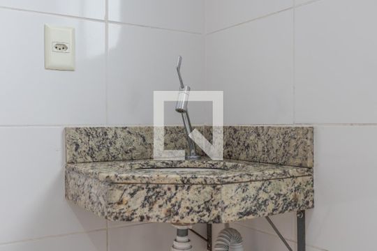 Banheiro de apartamento para alugar com 1 quarto, 48m² em Costa E Silva, Porto Alegre