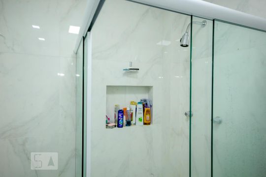 Banheiro  de apartamento à venda com 2 quartos, 61m² em Copacabana, Rio de Janeiro