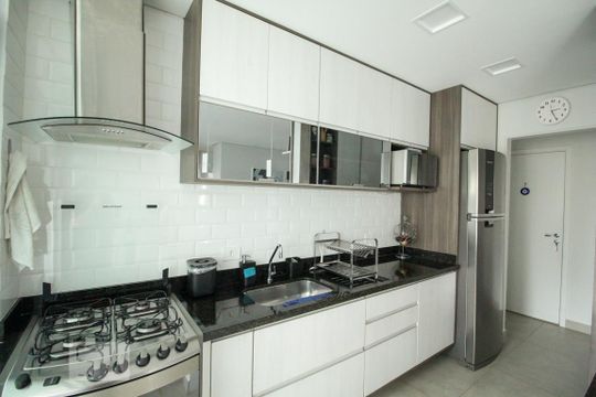 Cozinha de apartamento para alugar com 2 quartos, 55m² em Santa Teresinha, São Paulo