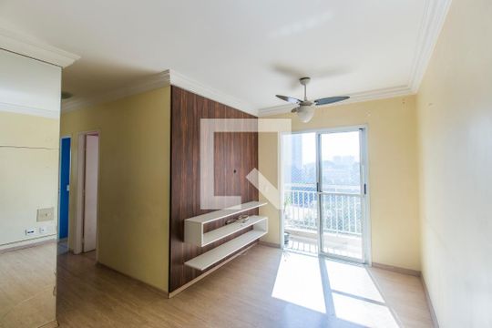 Sala de TV de apartamento à venda com 3 quartos, 68m² em Jardim Tupanci, Barueri