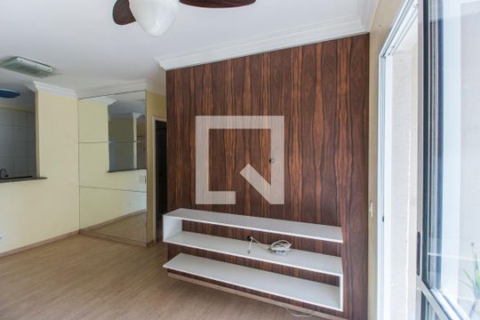 Sala de TV de apartamento à venda com 3 quartos, 68m² em Jardim Tupanci, Barueri