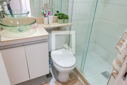 Banheiro de apartamento para alugar com 2 quartos, 51m² em Taquara, Rio de Janeiro