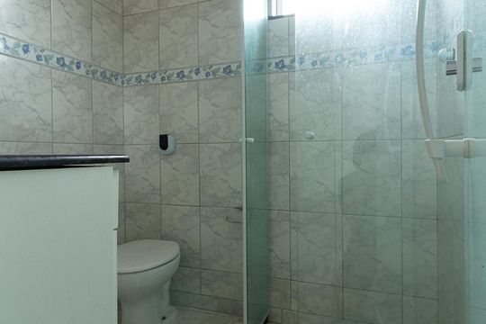 Banheiro de kitnet/studio para alugar com 1 quarto, 25m² em Campo Grande, Rio de Janeiro