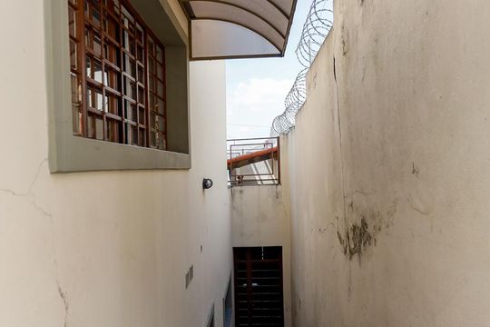 Escadas Garagem de casa à venda com 3 quartos, 370m² em Jardim Peri, São Paulo