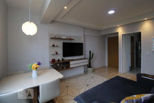 Sala de apartamento para alugar com 1 quarto, 55m² em Vila Itapura, Campinas
