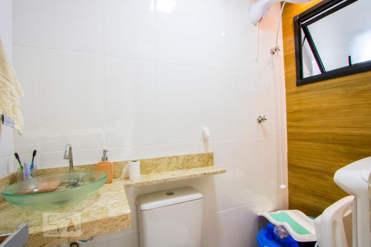 Banheiro social de apartamento à venda com 2 quartos, 106m² em Utinga, Santo André