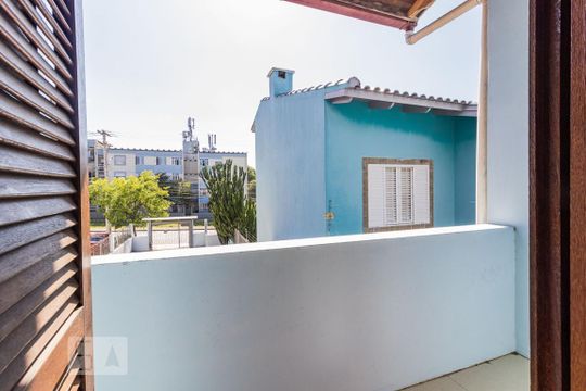 Sacada de casa à venda com 2 quartos, 225m² em Vila Nova, Porto Alegre