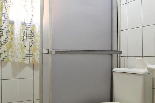 Banheiro Social de apartamento para alugar com 1 quarto, 50m² em Tupi, Praia Grande