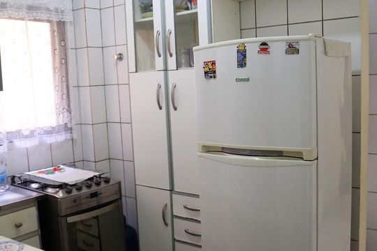 Cozinha de apartamento para alugar com 1 quarto, 50m² em Tupi, Praia Grande