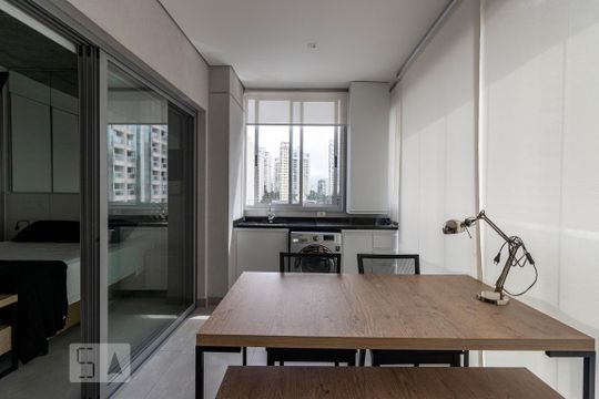 Varanda de kitnet/studio para alugar com 1 quarto, 45m² em Moema, São Paulo