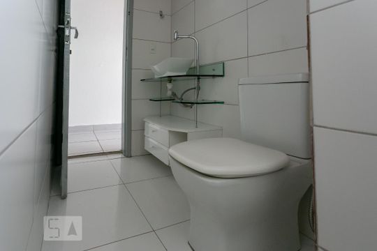 Banheiro de kitnet/studio para alugar com 2 quartos, 35m² em Cachoeirinha, Belo Horizonte