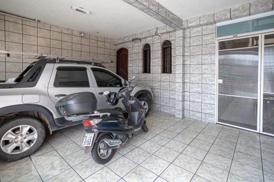 Garagem de casa à venda com 3 quartos, 238m² em Bandeiras, Osasco