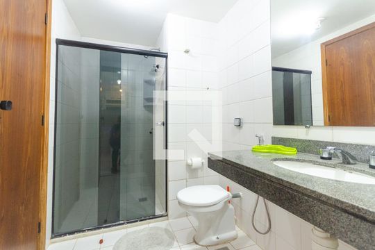 Banheiro de apartamento para alugar com 1 quarto, 50m² em Barra, Salvador