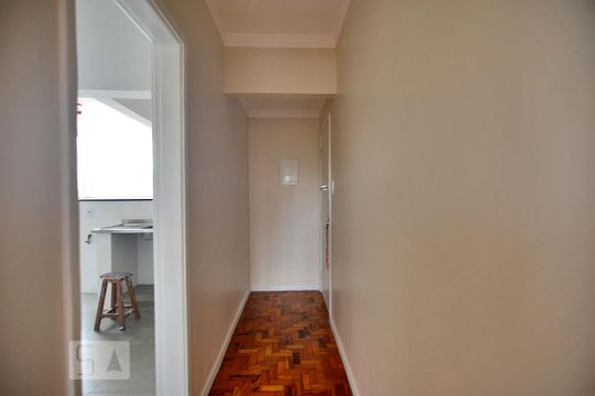 Corredor de apartamento para alugar com 2 quartos, 75m² em Água Branca, São Paulo