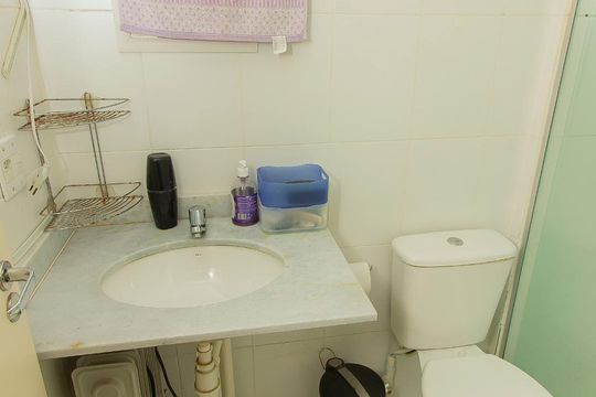 Banheiro da Suíte de apartamento à venda com 3 quartos, 64m² em Passo das Pedras, Porto Alegre