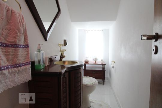 Lavabo de casa para alugar com 4 quartos, 300m² em Vila Cordeiro, São Paulo